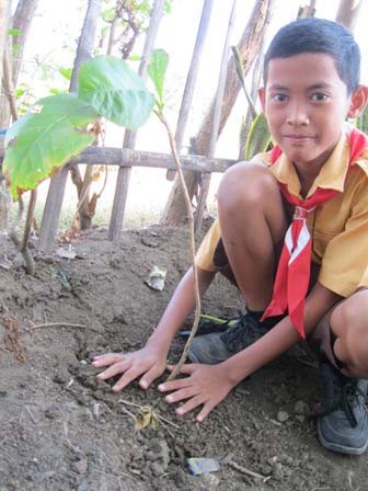 Student learning to plant trees